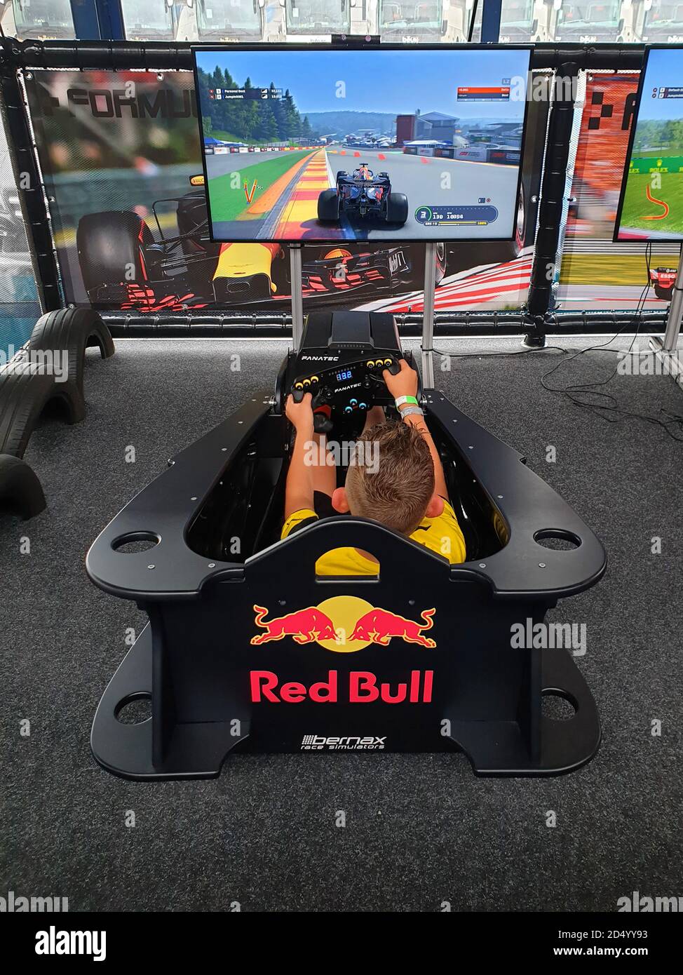 Garçon dans un simulateur de course, Allemagne Banque D'Images
