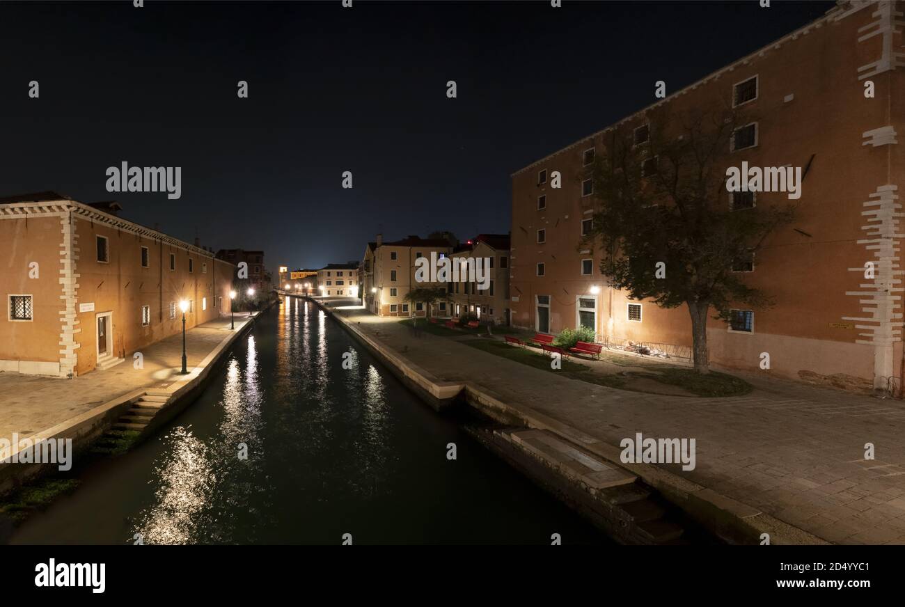 Venise, Italie. 8 octobre 2020. Vue panoramique nocturne sur un canal de la ville, prise d'un pont Banque D'Images