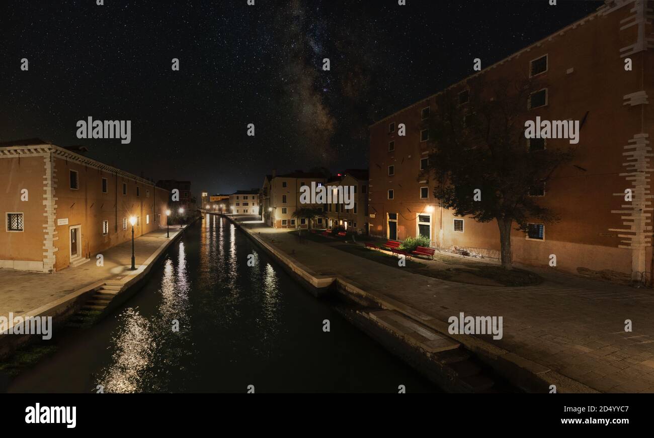 Venise, Italie. 8 octobre 2020. Vue panoramique nocturne d'un canal dans la ville, prise d'un pont avec la voie laiteuse dans le ciel. Banque D'Images