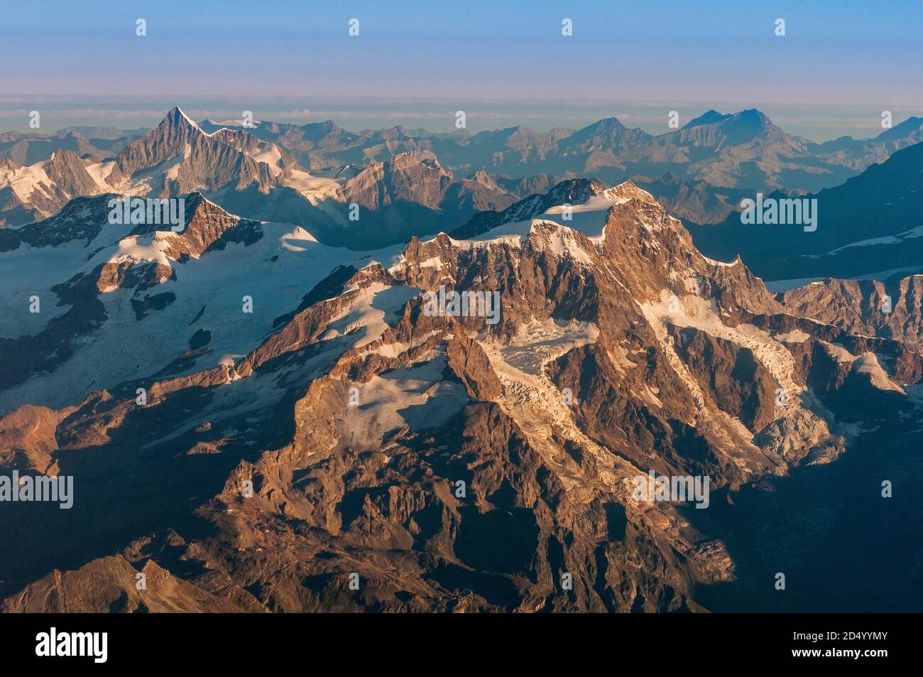 Vue aérienne de Monte Rosa avec les Alpes suisses l'arrière-plan Banque D'Images