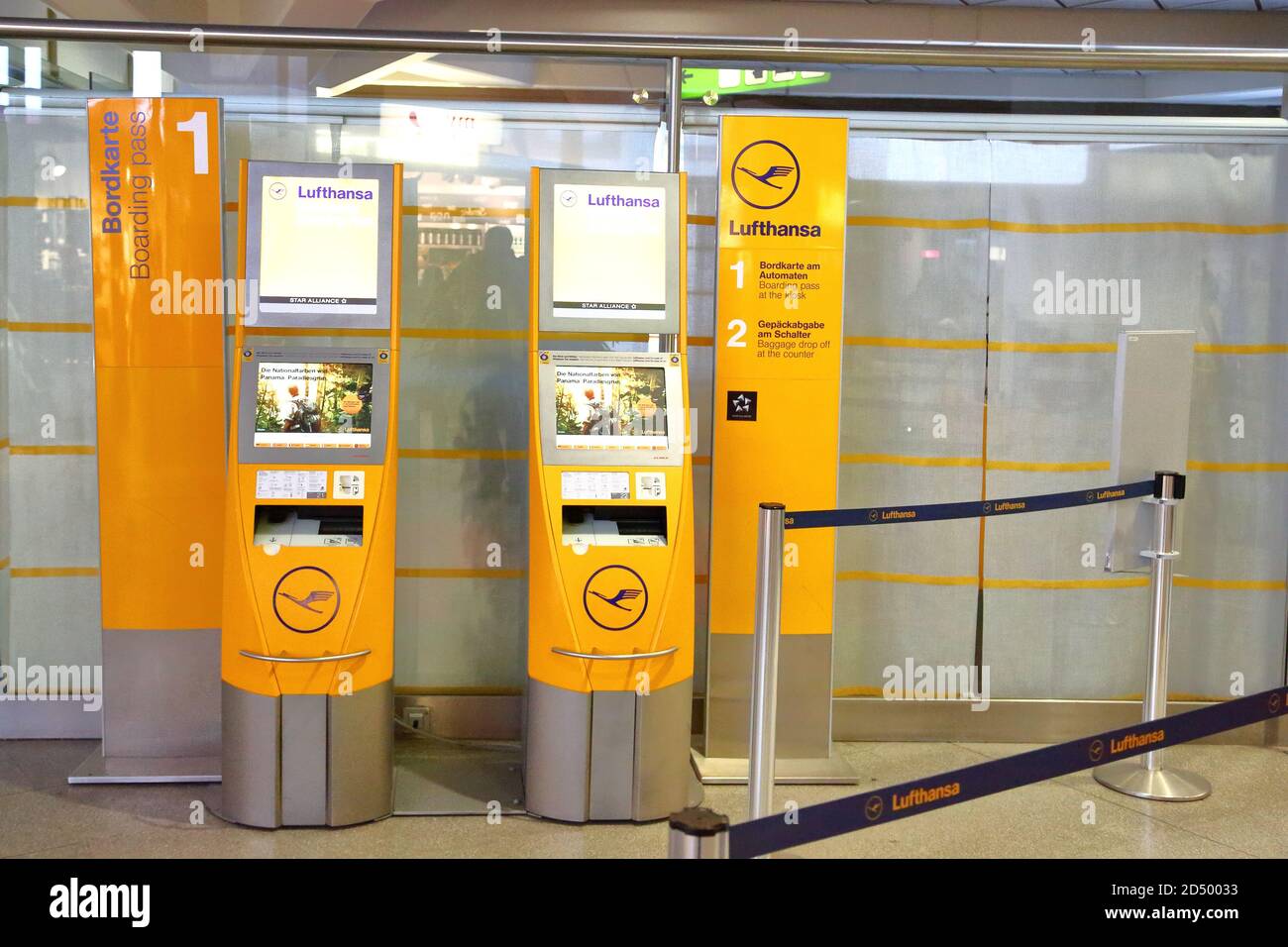 Terminal en libre-service Lufthansa pour un enregistrement rapide à l'aéroport de Berlin Tegel, Allemagne Banque D'Images