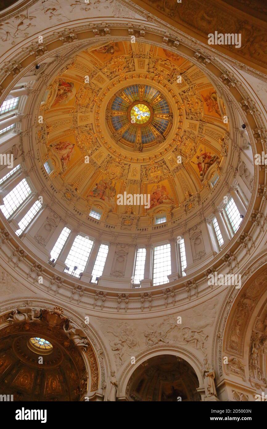 Vue sur la coupole décorée à l'intérieur de la cathédrale de Berlin, Allemagne Banque D'Images