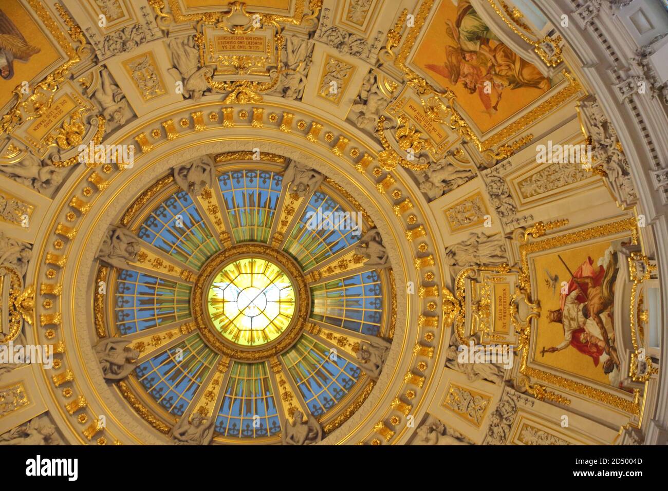 Vue sur la coupole décorée à l'intérieur de la cathédrale de Berlin, Allemagne Banque D'Images