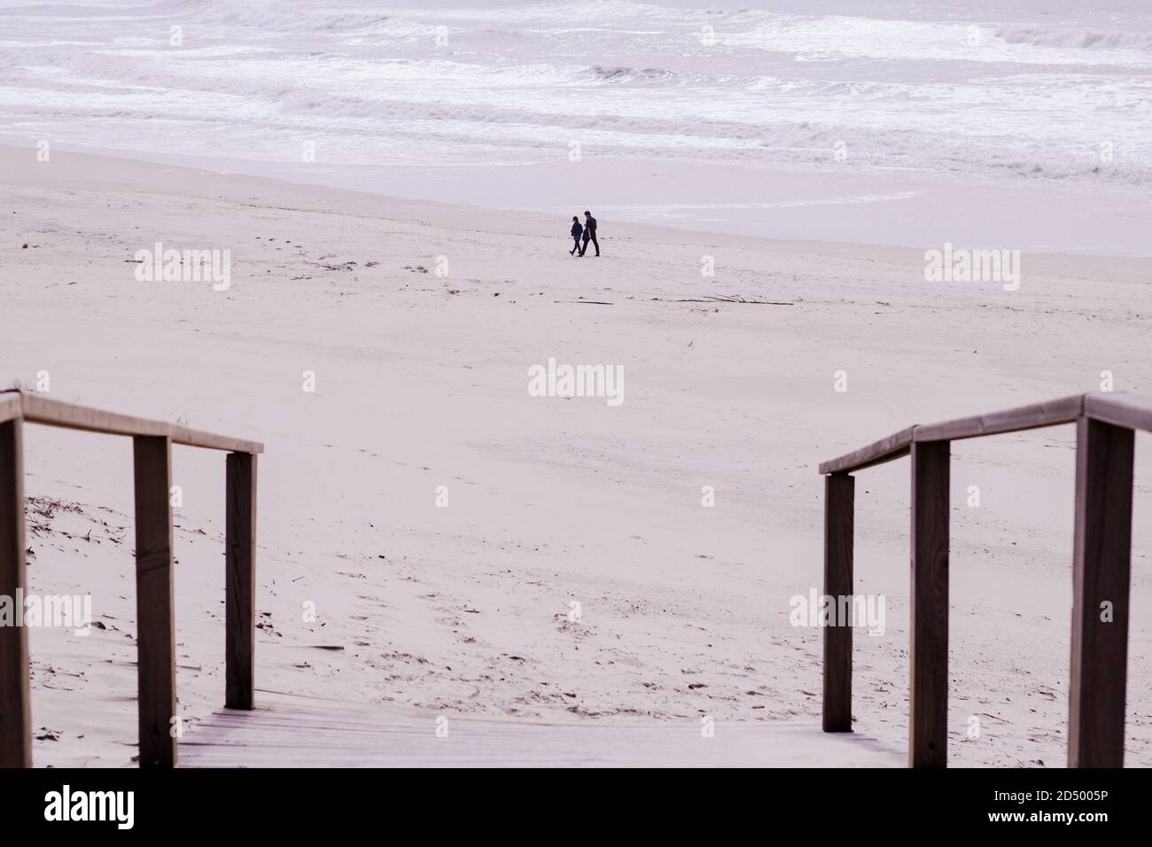 dos personas paseando por la playa Banque D'Images