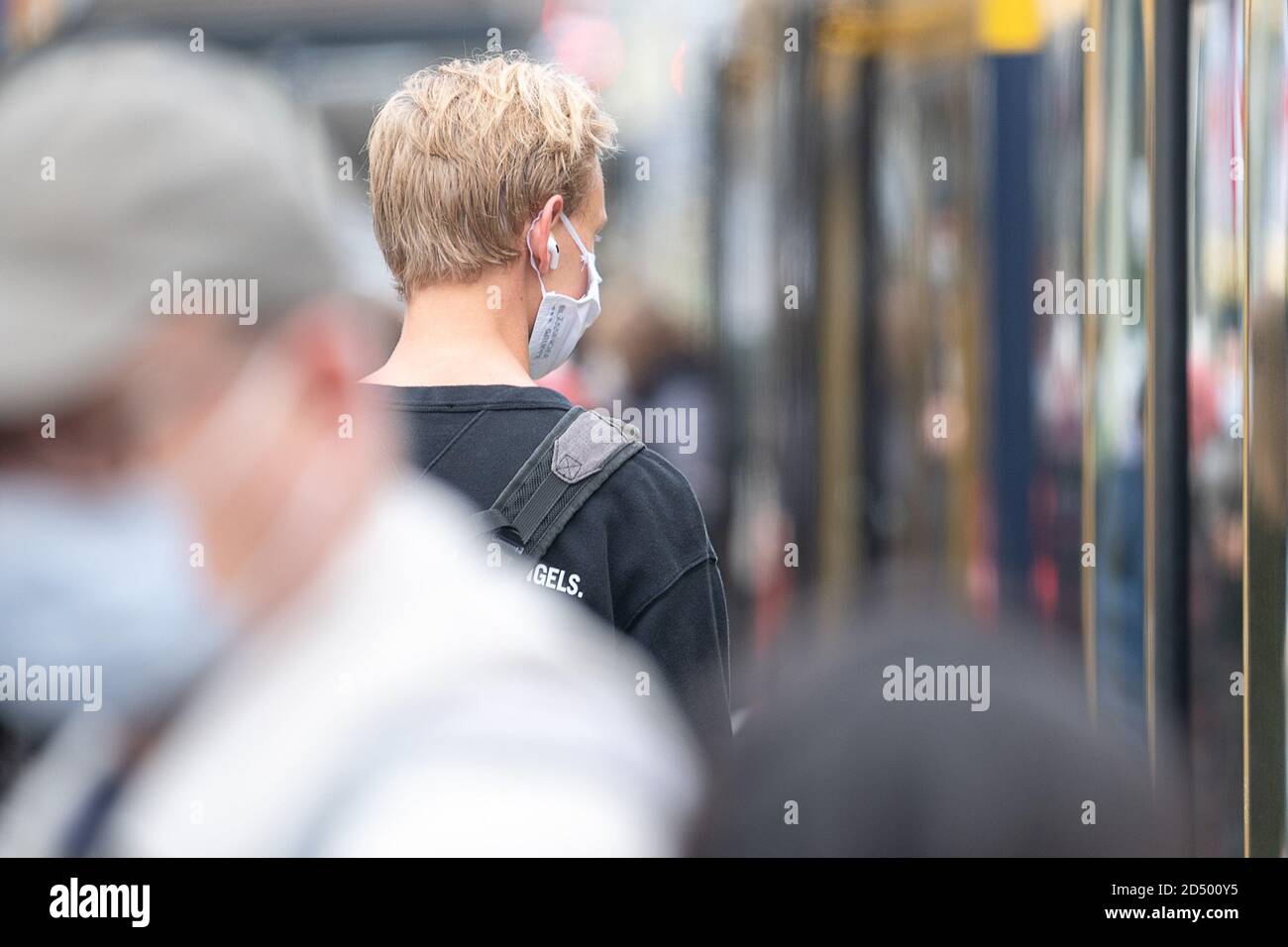 Stuttgart, Allemagne. 12 octobre 2020. Les passants avec protection de la bouche et du nez attendent un métro. À Stuttgart, la valeur d'avertissement de 50 nouvelles infections pour 100,000 habitants en sept jours a été dépassée samedi. Credit: Sebastian Gollnow/dpa/Alay Live News Banque D'Images