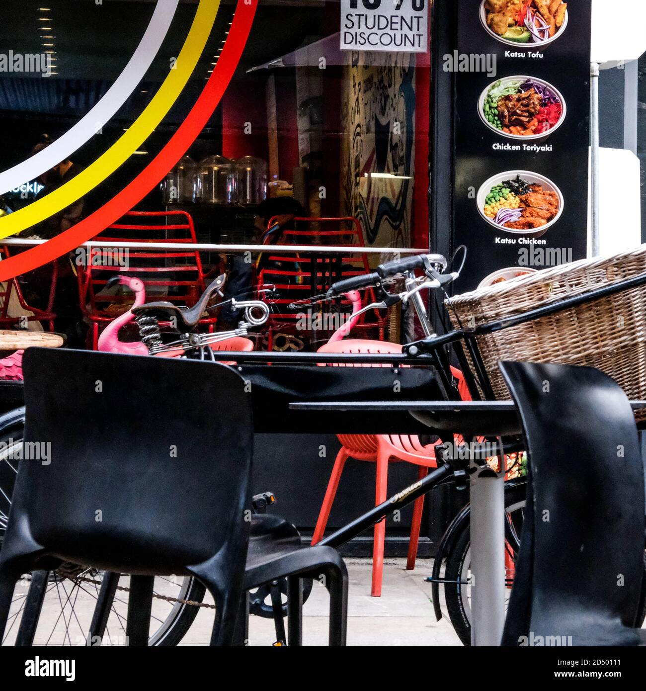 Londres UK octobre 10 2020, vide à l'extérieur de la zone de salon dans UN High Street Cafe sans personne Banque D'Images