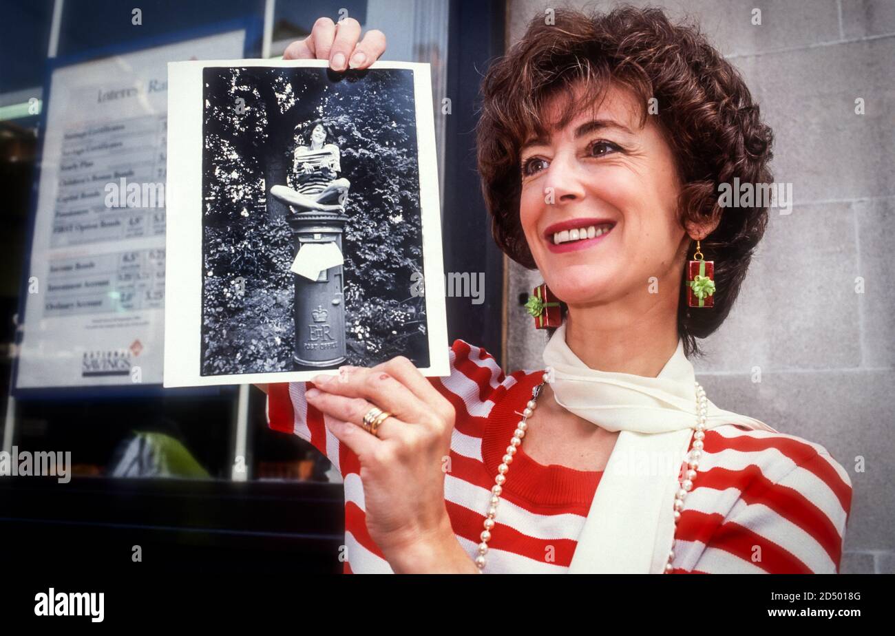 Maureen Lipman lors d'une conférence de presse au bureau de poste de Muswell Hill dans les années 1990. Lipman a été un militant féroce pour sauver le bureau de poste de Muswell Hill de la privatisation de la porte dérobée. Banque D'Images