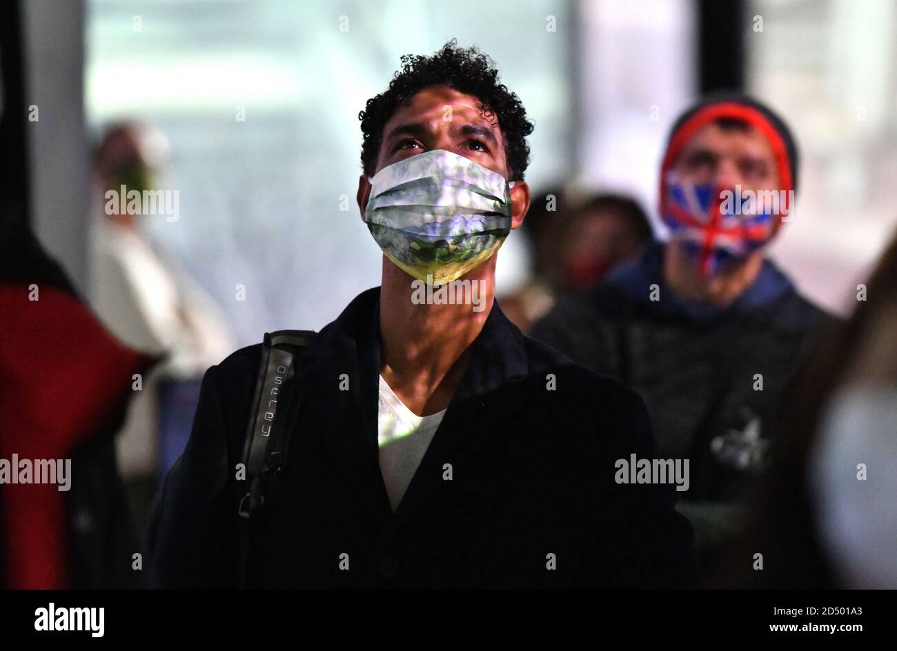 Birmingham, Angleterre, Royaume-Uni. 7 octobre 2020. Carlos Acosta, directeur du Birmingham Royal Ballet, à l'avant-première de Van Gogh Alive au Birmingham Hippodrome Theatre à Birmingham, Angleterre, Royaume-Uni. L'hippodrome de Birmingham accueille la première britannique de Van Gogh Alive, une expérience d'arts et de divertissement multisensoriels. C'est la première fois que le théâtre est rouvert au public depuis le début de l'isolement cellulaire en mars. La scène et l'auditorium ont été convertis en un immense espace de galerie pour abriter l'exposition. Banque D'Images