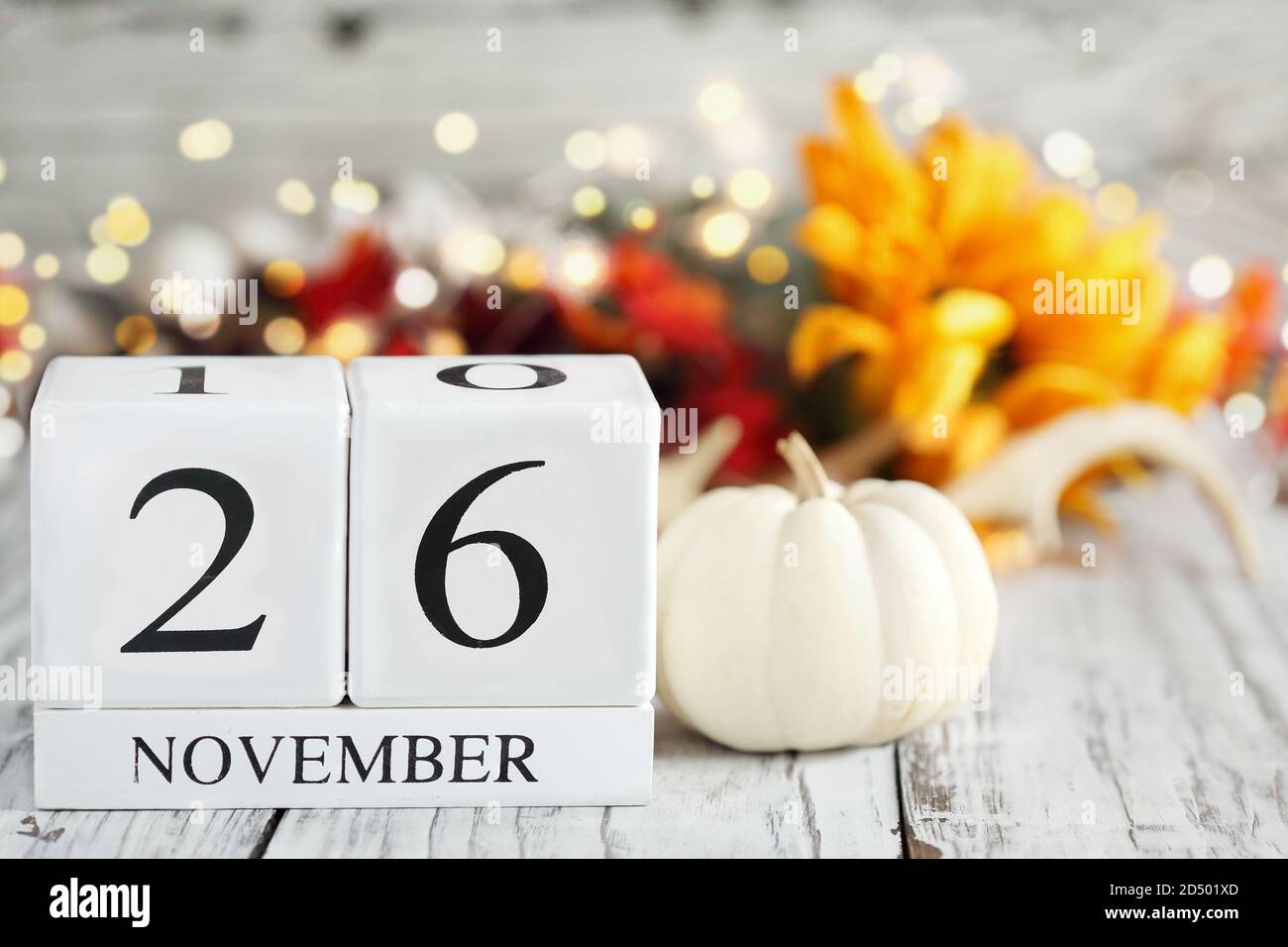 Jour de Thanksgiving. Blocs de calendrier en bois blanc avec date ...