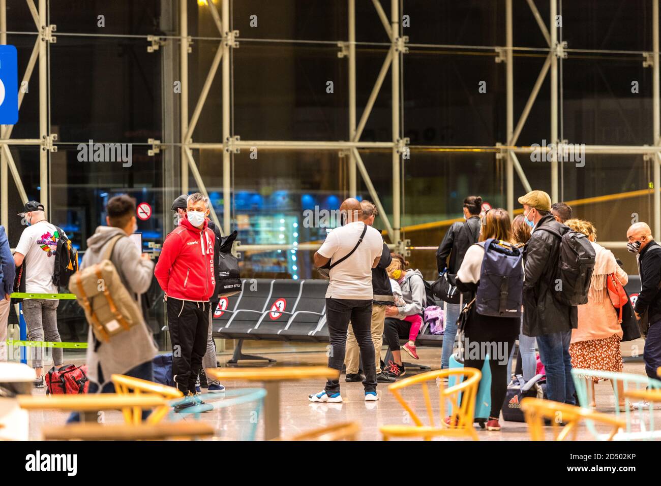 Barcelone, Espagne: Septembre 26 2020: La personne attend son vol au temps de Covid 19 au terminal 2 de l'aéroport El Prat de Barcelone en 2020. Banque D'Images