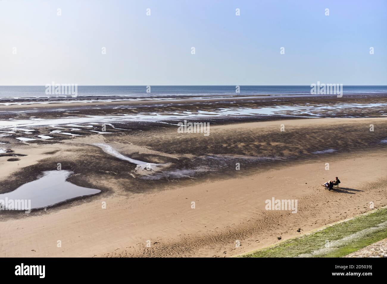 Vue à marée basse de la plage de sable au nord de Blackpool en fin d'après-midi, où vous pouvez être seul loin de la foule à une courte distance Banque D'Images