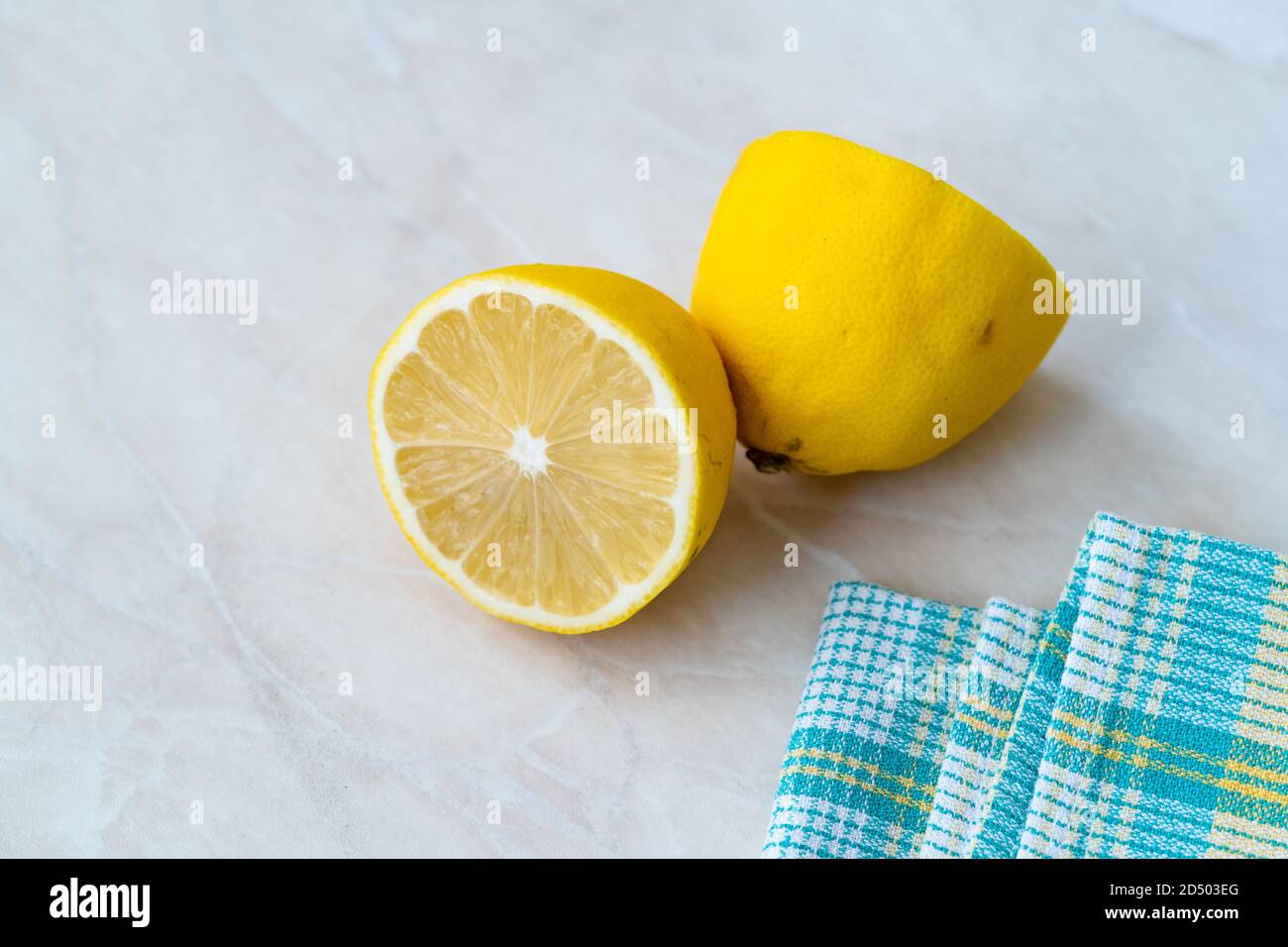 Fruit coréen Yuzu pour thé Yuja également demi-coupe de citron japonais. Aliments biologiques sains. Banque D'Images