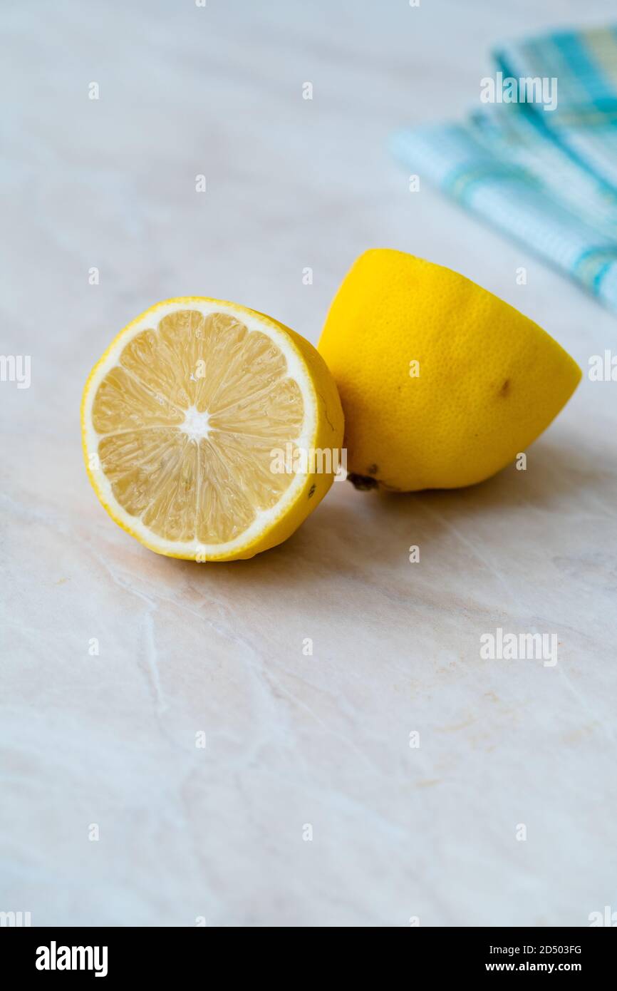 Fruit coréen Yuzu pour thé Yuja également demi-coupe de citron japonais. Aliments biologiques sains. Banque D'Images