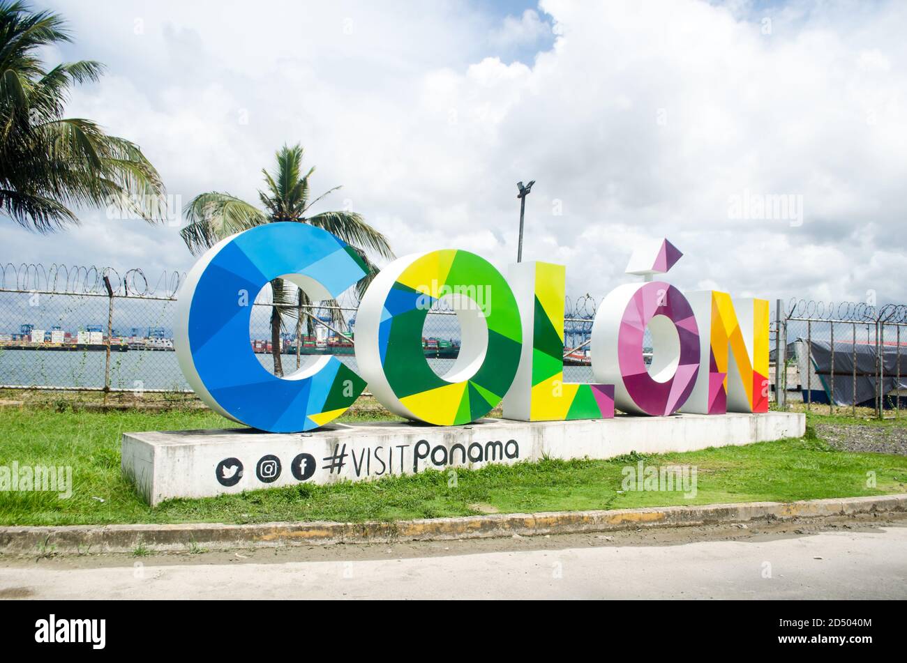 Un signe coloré accueille les gens à la Port de navires de croisière et de la Zone Franche à Colon, sur la côte Caraïbe du Panama. Banque D'Images