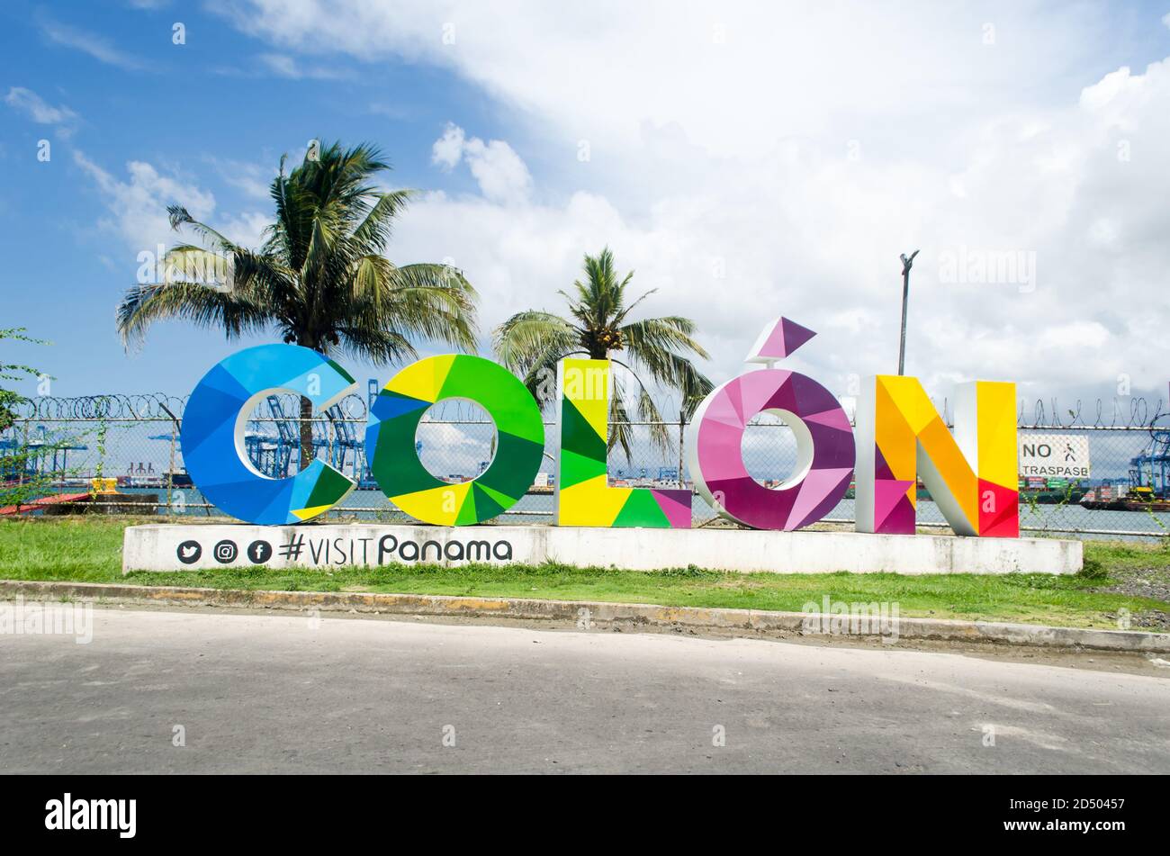 Un signe coloré accueille les gens à la Port de navires de croisière et de la Zone Franche à Colon, sur la côte Caraïbe du Panama. Banque D'Images