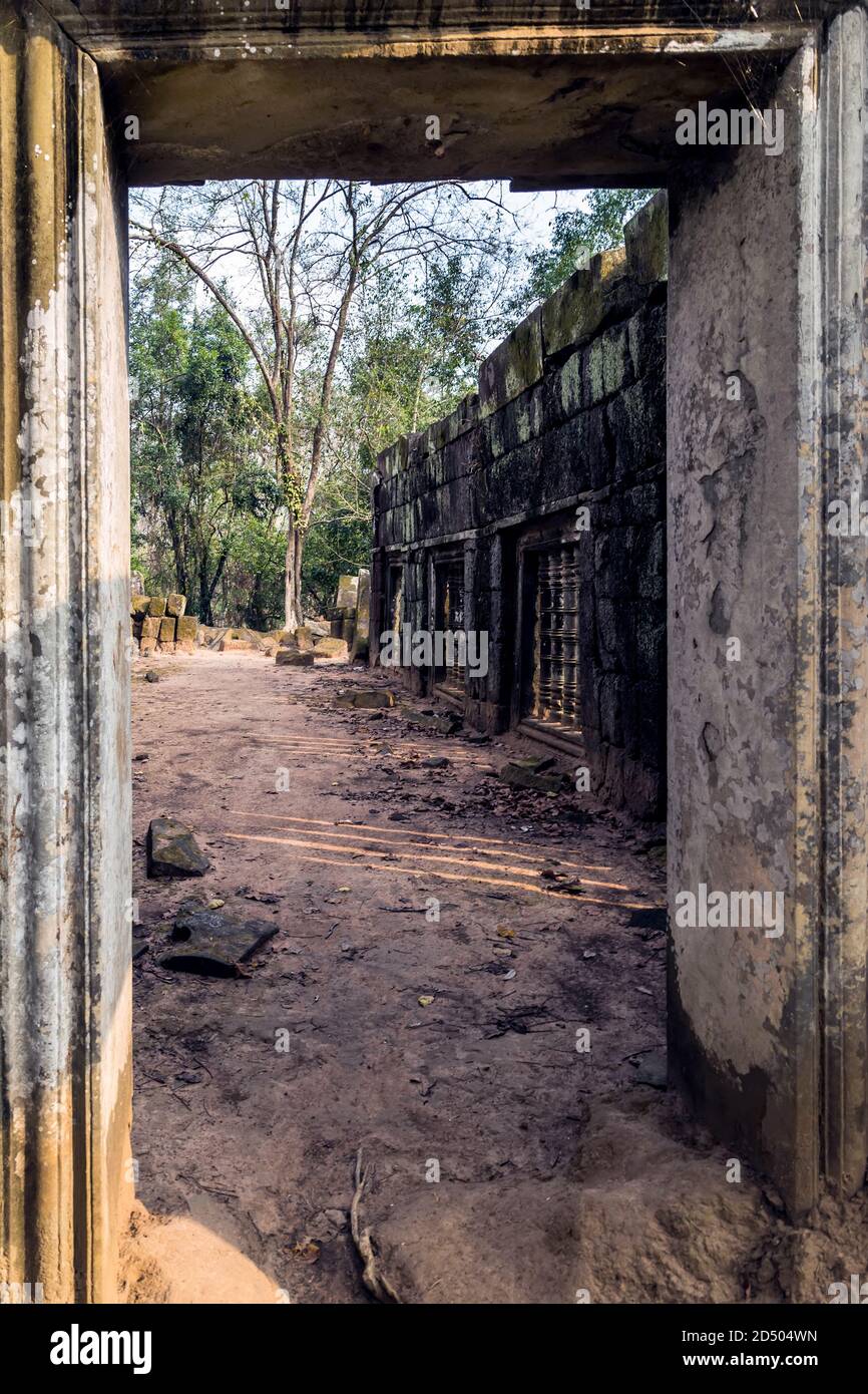 Porte ruines antiques Angkor Wat, Cambodge. Patrimoine mondial de l'UNESCO. Paysage archéologique de la mousse de Koh Ker sur la laterite de grès en brique de pierre Banque D'Images