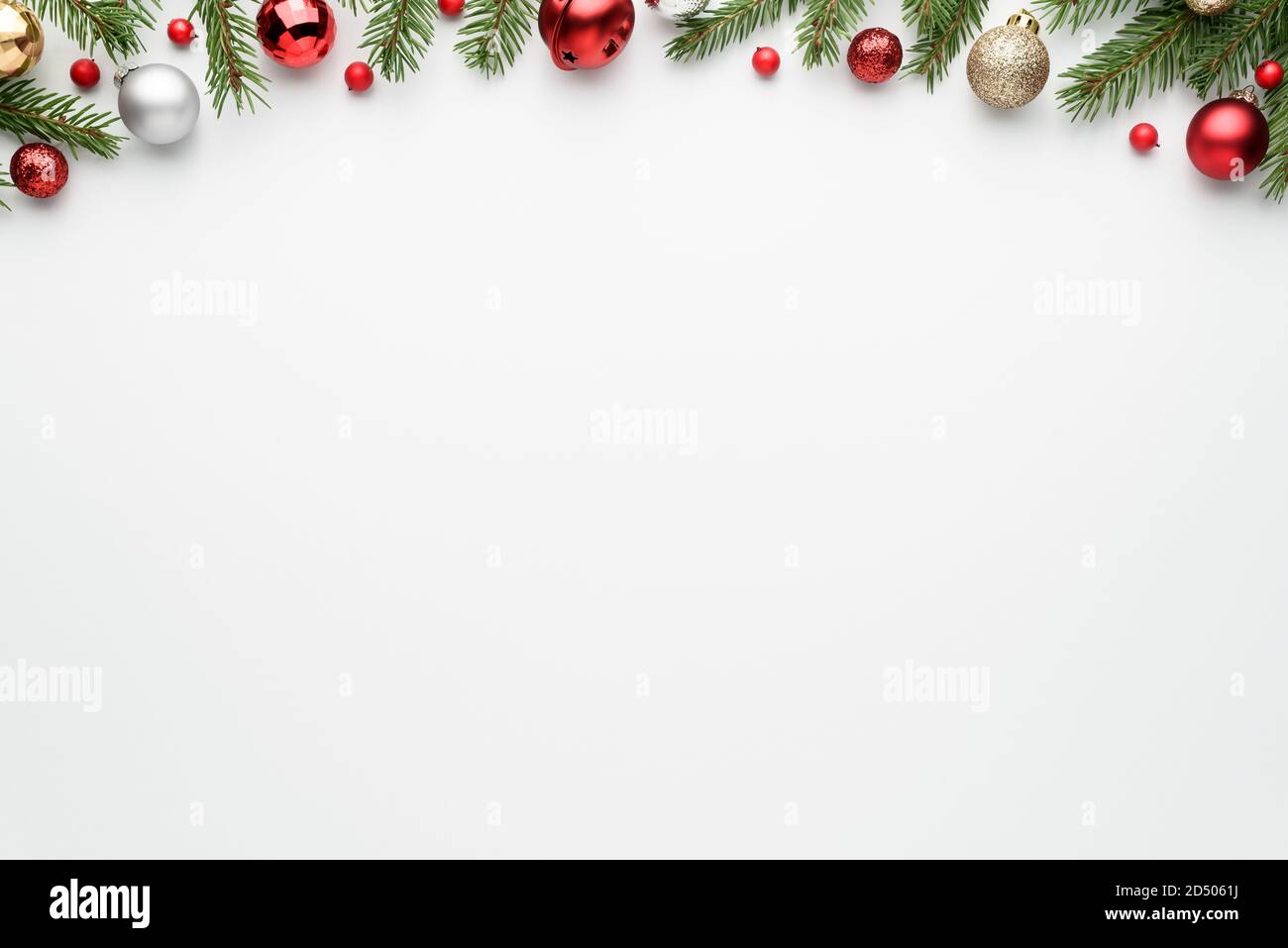 Fond blanc d'arbre de noël avec branches et décorations de sapin. Cadre « Happy Holidays » avec espace pour le texte des fêtes. Vue de dessus, plan d'appartement Banque D'Images