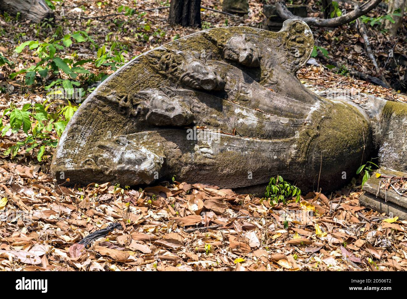 Art asiatique statue de Naga antique style khmer monté. Protection Roi serpent Naga des ruines Temple Beng Mealea, Angkor Wat, Cambodge Banque D'Images