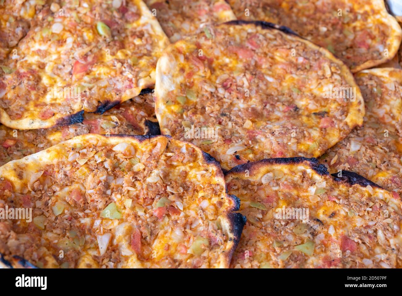 Délicieux plats traditionnels turcs ; Lahmacun (pizza turque). Lahmacun fait maison pendant le maintien Banque D'Images