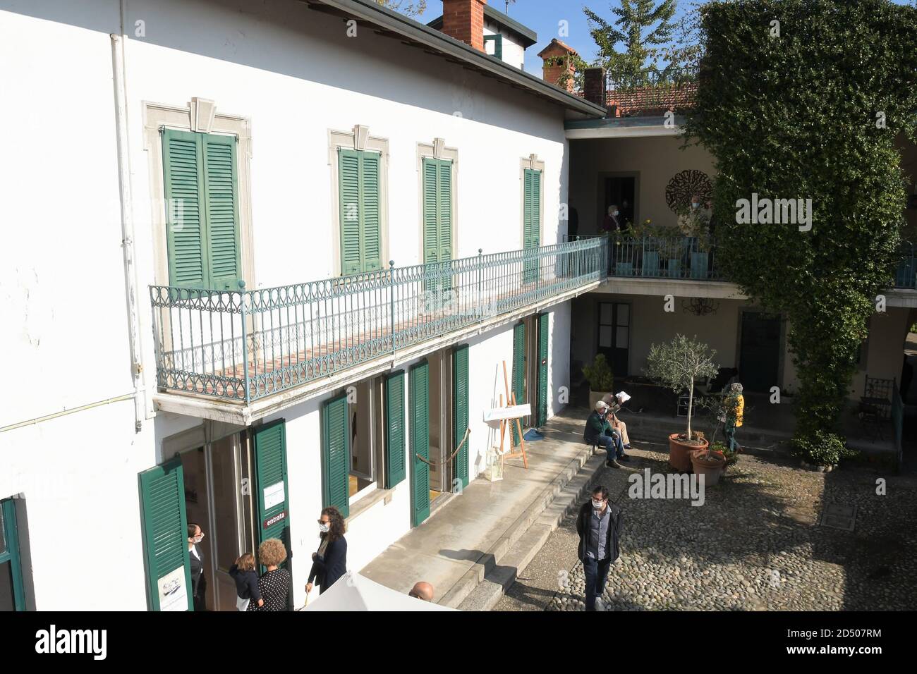 Comabbio, Italie. 12 octobre 2020. Comabbio va, Italie l'exposition Journal de la pandémie, une réflexion strictement personnelle sur la pandémie et la période vécue en confinement par l'artiste milanais Giovanni Cerri, est née comme un travail de préparation pour le spectacle solo prévu pour 2021 au Musée américain italien de San Francisco. 40 sélectionné, qui résume tous les sujets abordés. Organisée par Massimo Cassani à la Casa Lucio Fontana à Comabbio dans la photo: Casa Lucio Fontana crédit: Agence de photo indépendante/Alamy Live News Banque D'Images