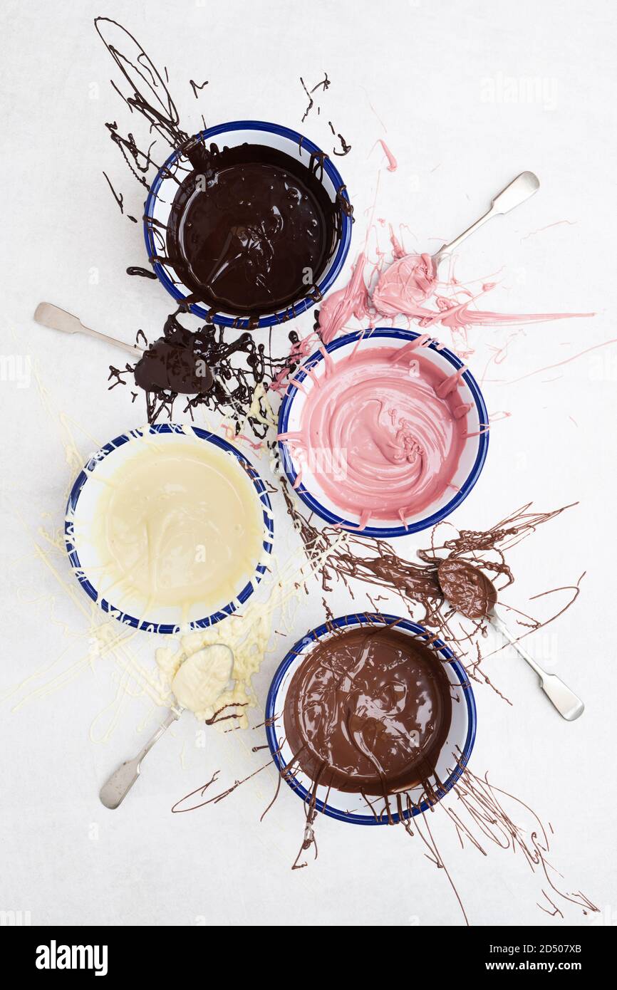 Quatre types de chocolat fondu dans des bols. Chocolat noir, chocolat au lait, chocolat blanc et chocolat rubis Banque D'Images