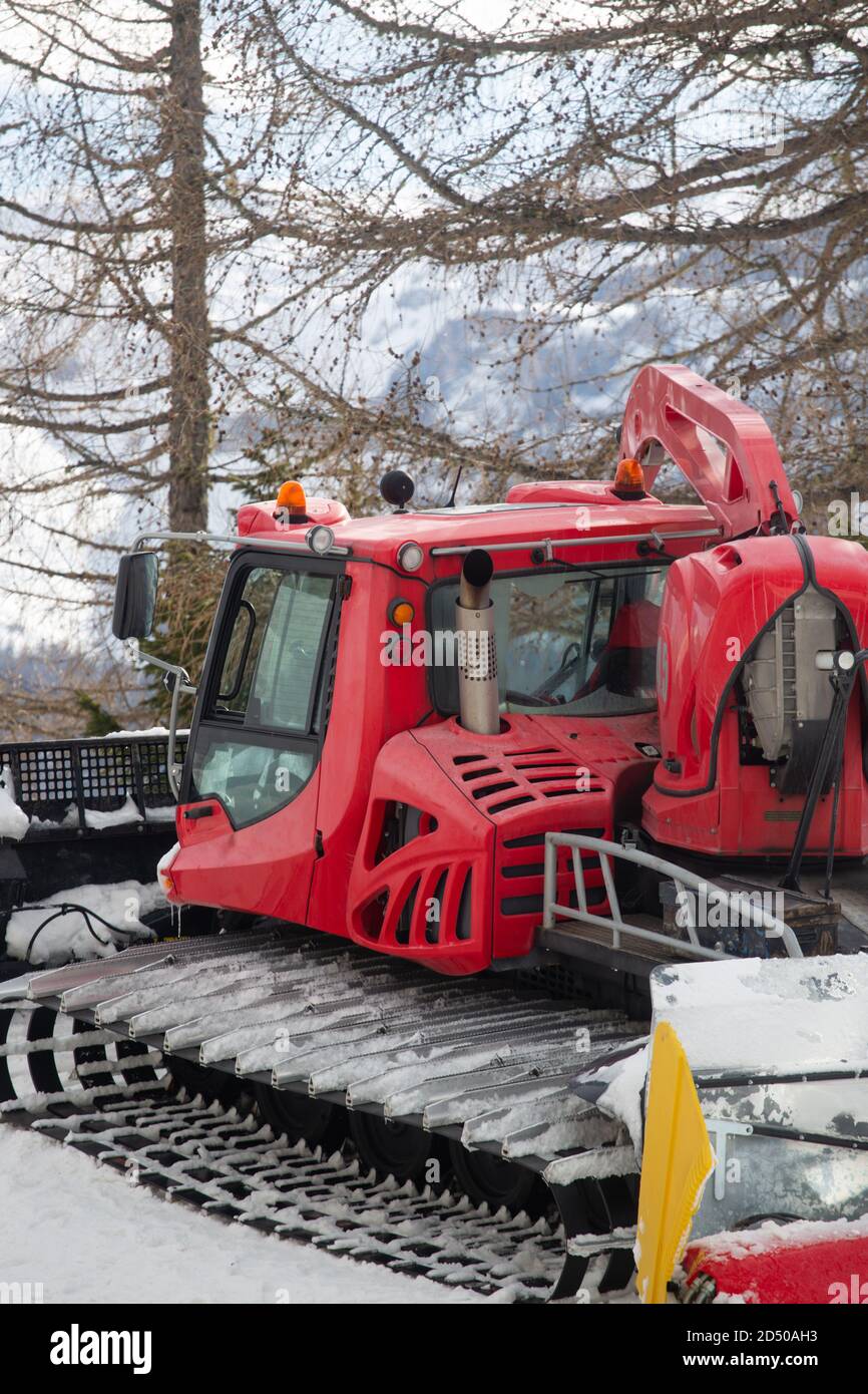 Ratrack moderne rouge pour chats de neige avec chasse-neige préparation de la machine de toilettage Piste de ski colline à la station de ski alpin d'hiver Cortina d'Ampezzo à Ital Banque D'Images
