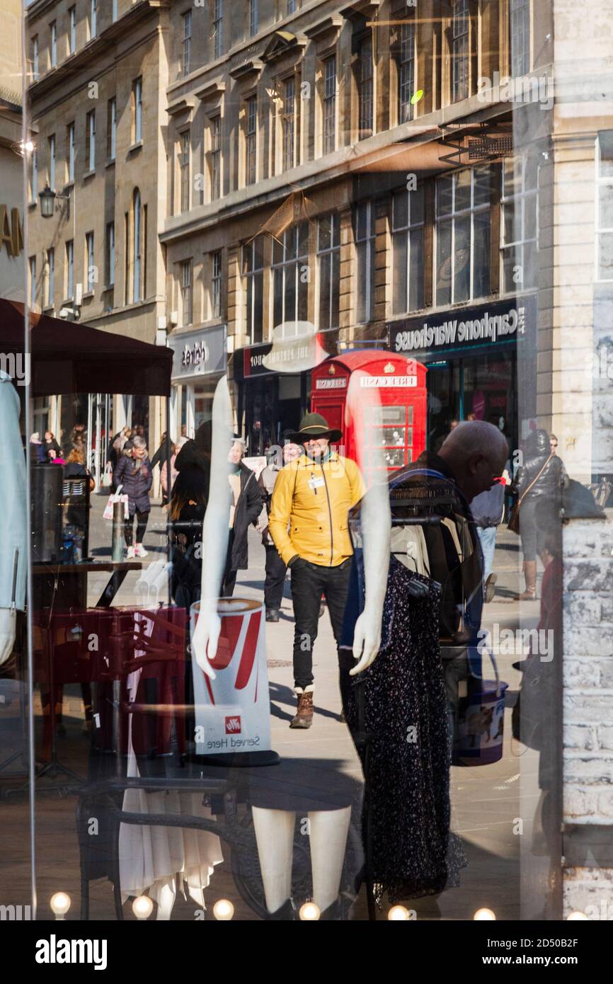 Reflet de la vie urbaine à travers une fenêtre de magasin de ville Banque D'Images
