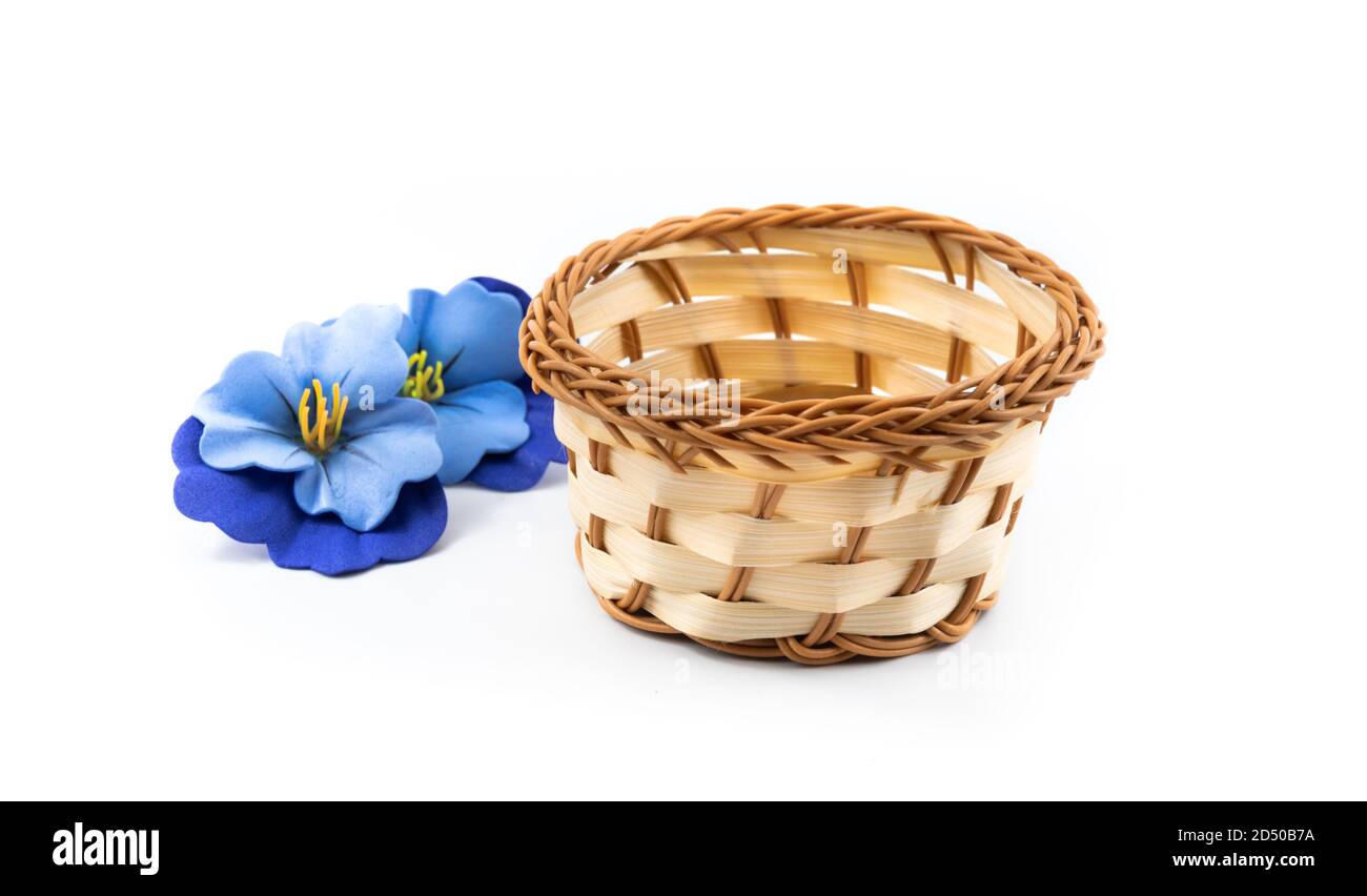 Magnifique petit panier en osier avec fleurs décoratives, belle composition récolte de bore Banque D'Images