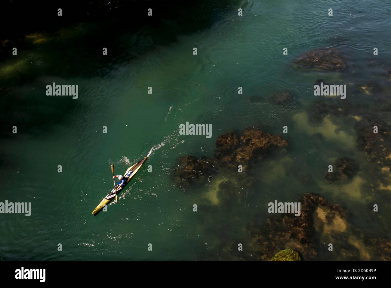Un kayakiste indetifié navigue son kayak à travers l'eau vive de la rivière una près de Bihac, Bosnie 17, mai 2007. Banque D'Images