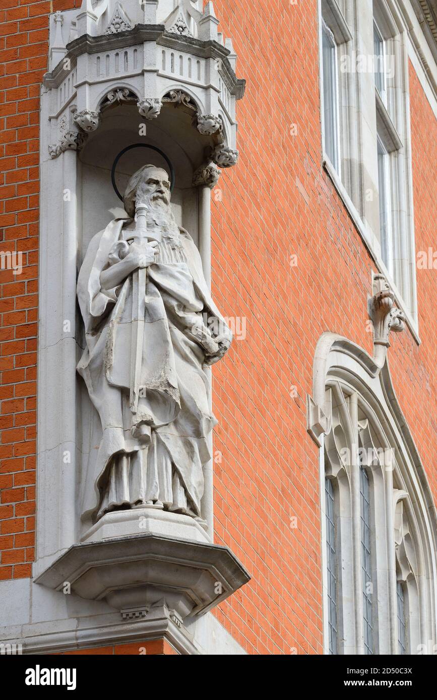 Londres, Angleterre, Royaume-Uni. Société pour la propagation de l'Evangile dans les parties étrangères, rue Tufton. Statue de Saint-Paul avec une épée et un livre Banque D'Images