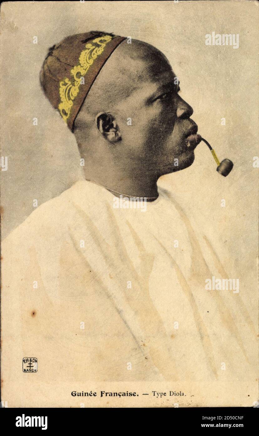 Guinee Francaise, Type Diola, Eingeborener Mann mit Pfeiffe | utilisation dans le monde entier Banque D'Images