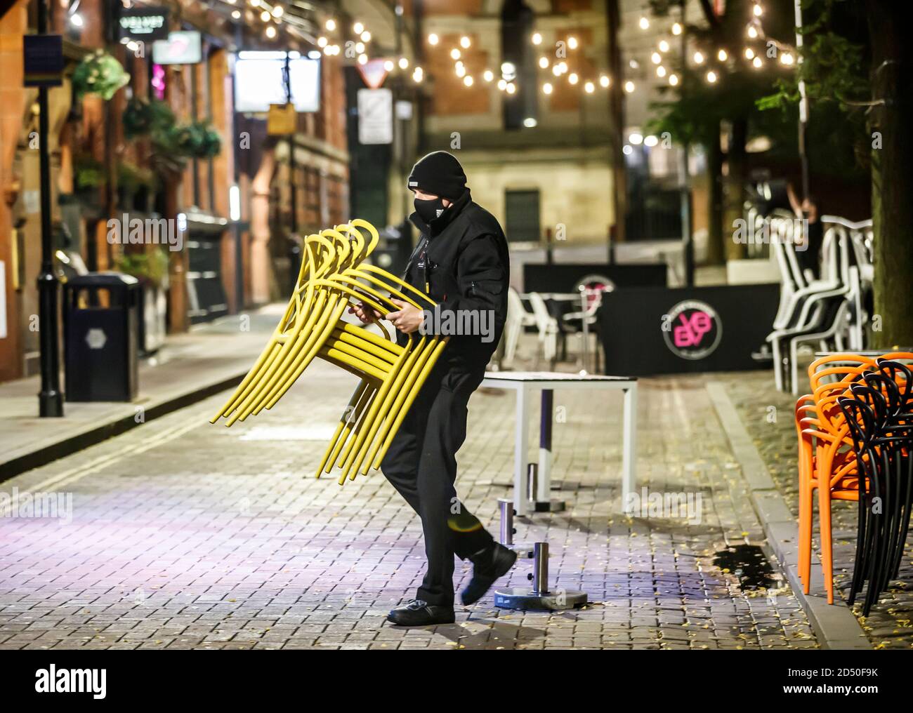 Le personnel du bar dépose les tables pour la soirée à Manchester. Le Gouvernement devrait annoncer de nouvelles mesures plus tard aujourd'hui qui pourraient voir les pubs et les bars forcés de fermer pour lutter contre la propagation du virus dans le nord de l'Angleterre et d'autres régions souffrant d'une augmentation des cas de Covid-19. Banque D'Images