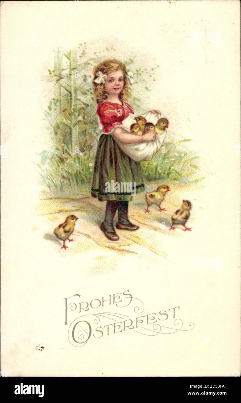 Frohe Ostern, Mädchen mit kleinen Küken in der Schürze | utilisation dans le monde entier Banque D'Images