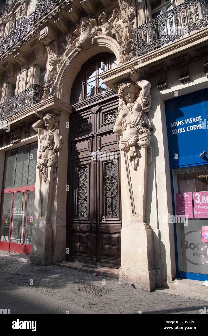 Marseille Rue De La Republique L Un Des Plus Beaux De La Ville S Etend De La Place De La Joliette A Quai Des Belges A Cote Du Vieux Port Photo Stock Alamy