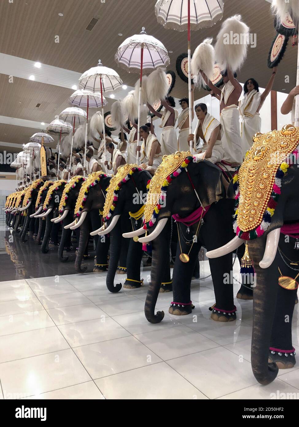 Un groupe de statues d'éléphants décorées dans des vêtements de fête et Portant des prêtres factices comme montré à T3 de la Cochin Aéroport international de Cochin Banque D'Images