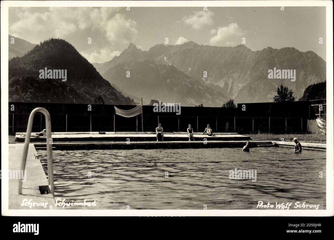 Schruns Vorarlberg, Schwimmbad mit Gebirge | utilisation dans le monde entier Banque D'Images