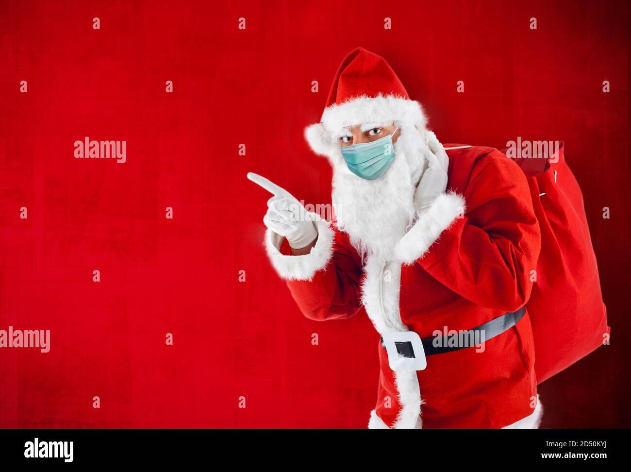 Père Noël avec sac pointant en blanc rouge. Banque D'Images