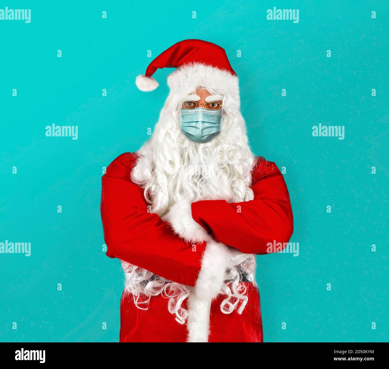 Père Noël isolé portant le masque chirurgical sur fond blanc. Banque D'Images