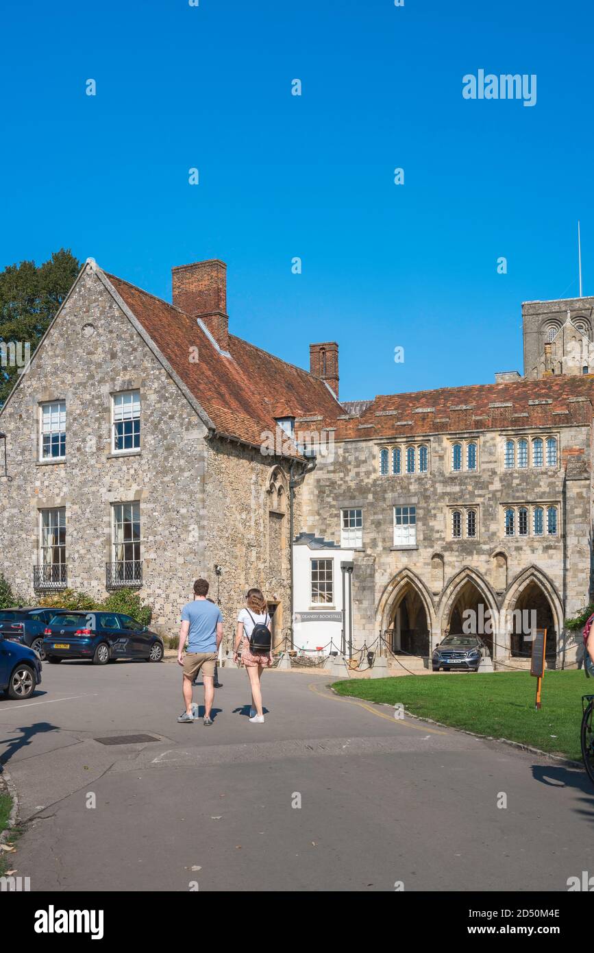 Winchester Deanery, vue en été du bâtiment Deanery situé dans le parc de la cathédrale de Winchester, Hampshire, Angleterre, Royaume-Uni Banque D'Images