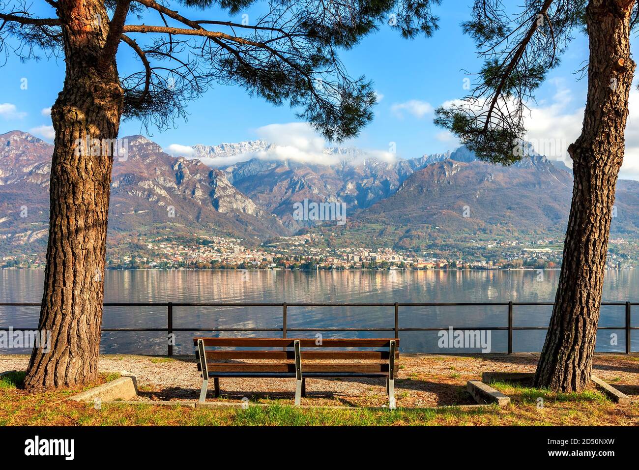 Banc en bois parmi les arbres surplombant le lac de Côme et les montagnes en automne dans le nord de l'Italie. Banque D'Images