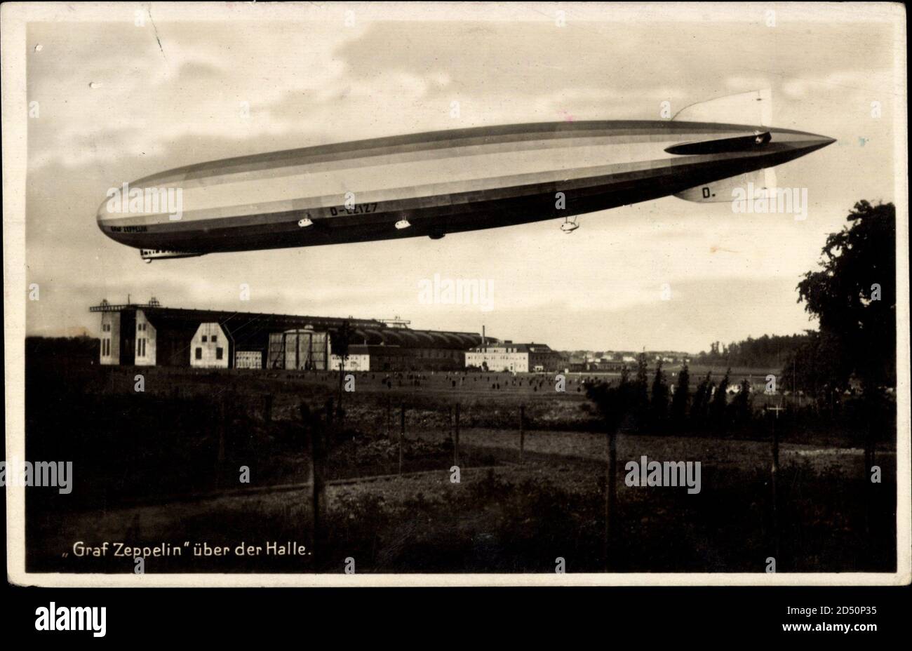 Luftschiff Graf Zeppelin über der Luftschiffhalle | utilisation dans le monde entier Banque D'Images