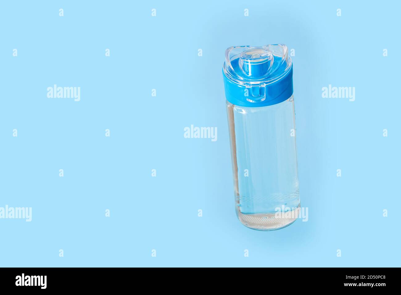 Bouteille d'eau. Bouteille d'eau potable réutilisable pour le sport sur fond bleu. Concept de style de vie sain et de forme physique avec espace de copie Banque D'Images