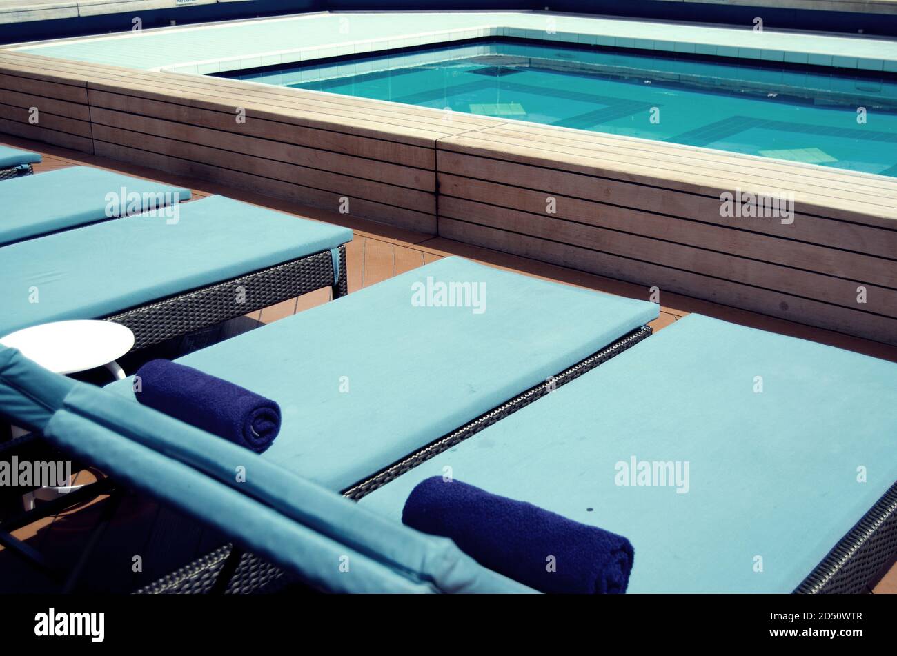 Chaises longues par un petit sondage Banque D'Images