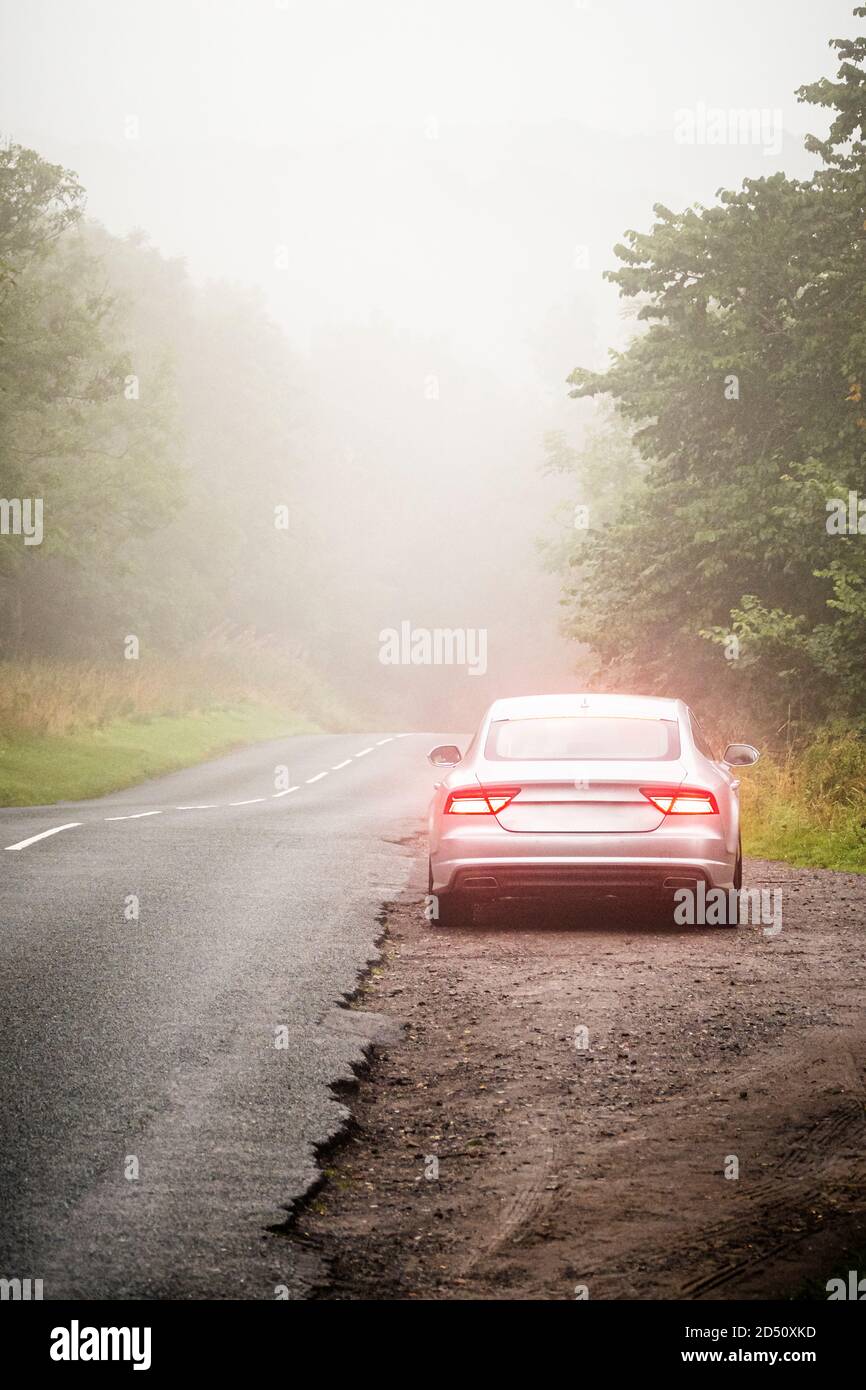 Voiture garée sur le côté d'une route rurale à Consett, comté de Durham, Royaume-Uni Banque D'Images