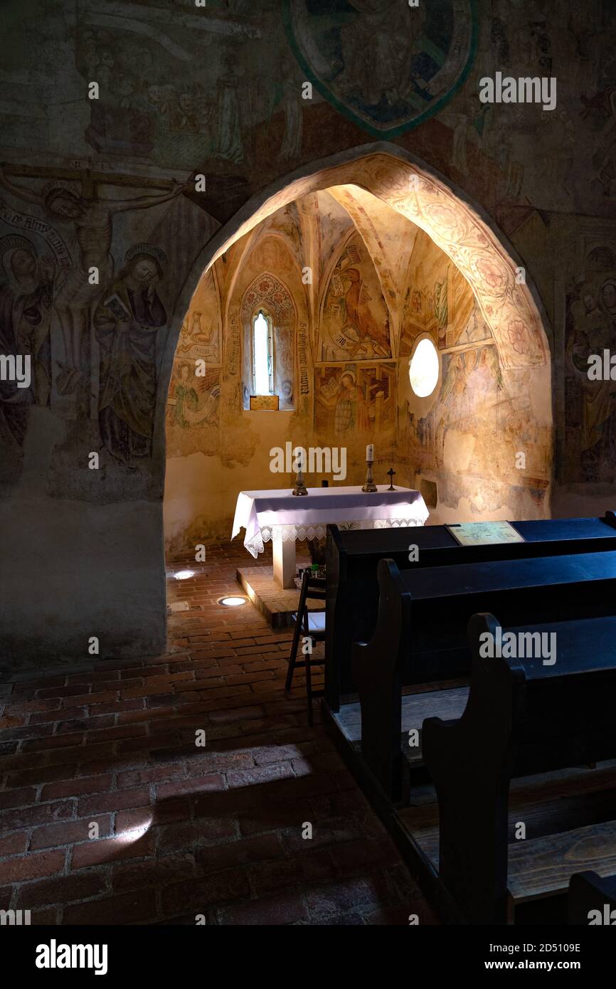 bel autel dans une église un peu ancienne lumière naturelle avec fresque Banque D'Images
