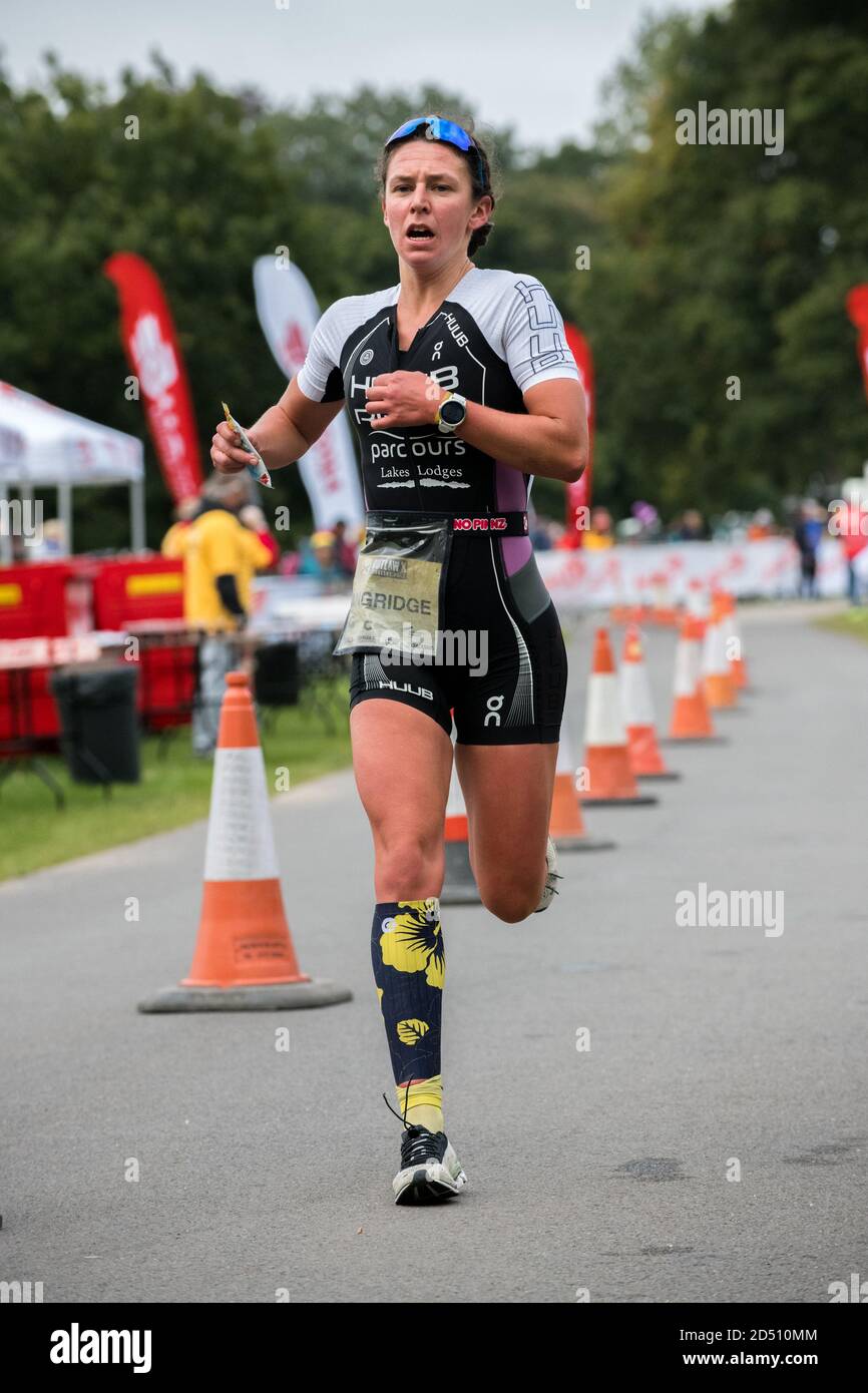 Une athlète féminine professionnelle, Fenella Langridge, lors du dernier événement de l'année au triathlon Thoresby Park X Outlaw Banque D'Images