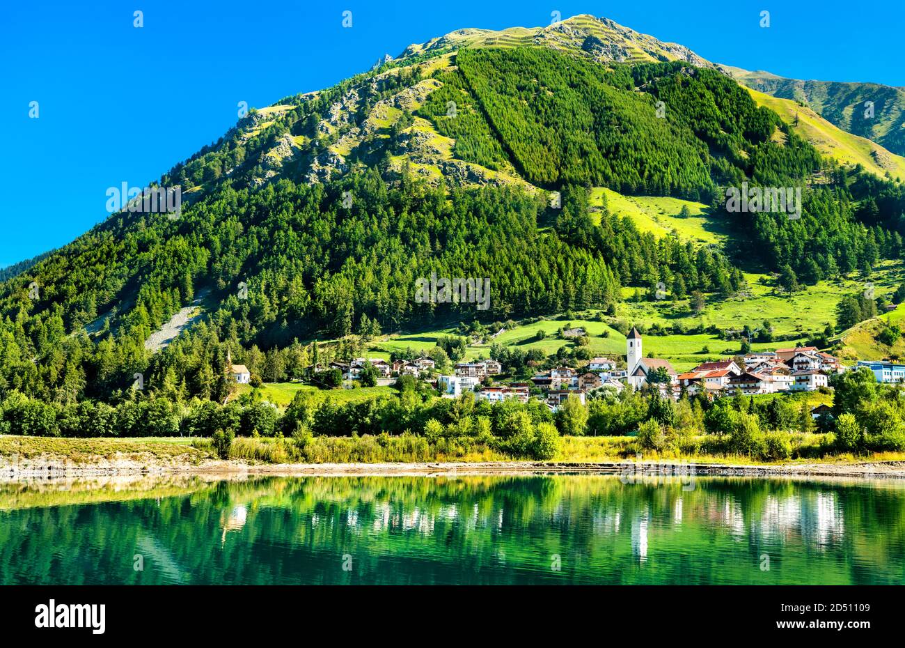 Graun im Vinschgau ou Curon Venosta, une ville sur le lac de Reschen dans le Tyrol du Sud, Italie Banque D'Images