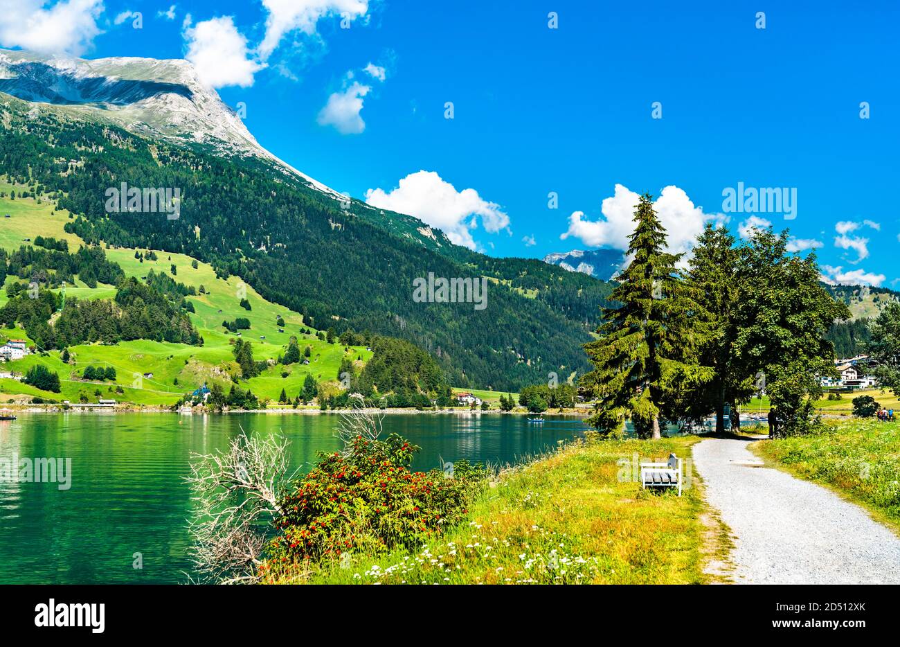 Route au lac de Reschen dans les Alpes italiennes Banque D'Images