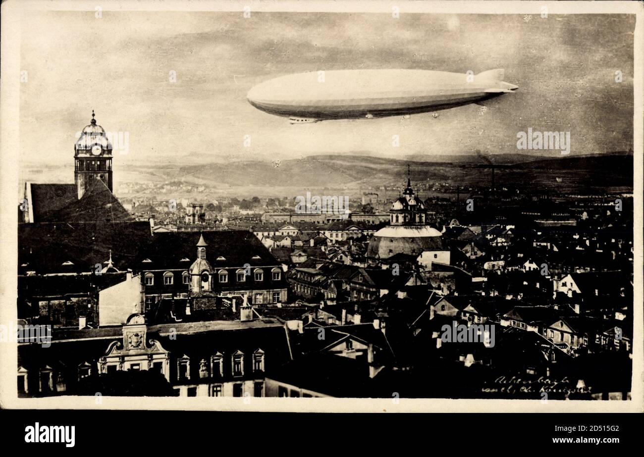 Zeppelin über einer Stadt, Totalansicht, Luftschiff | utilisation dans le monde entier Banque D'Images