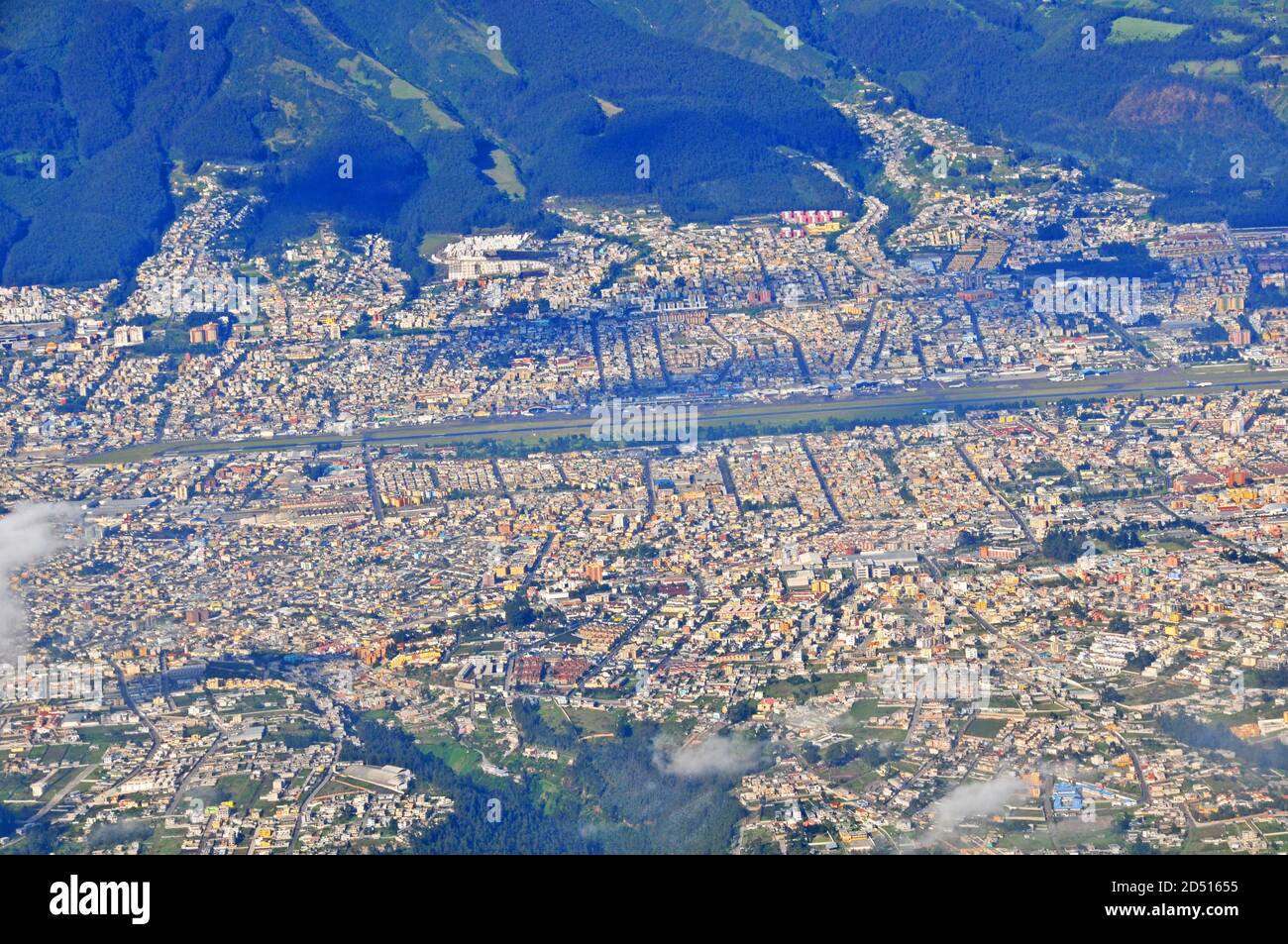 Vue aérienne sur la ville de Quito, Équateur. Dans le centre l'ancien aéroport Mariscal sucre, maintenant un parc métropolitain Banque D'Images